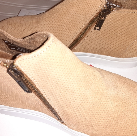 New! Minnetonka Gwen taupe fringed booties… - Picture 7 of 9